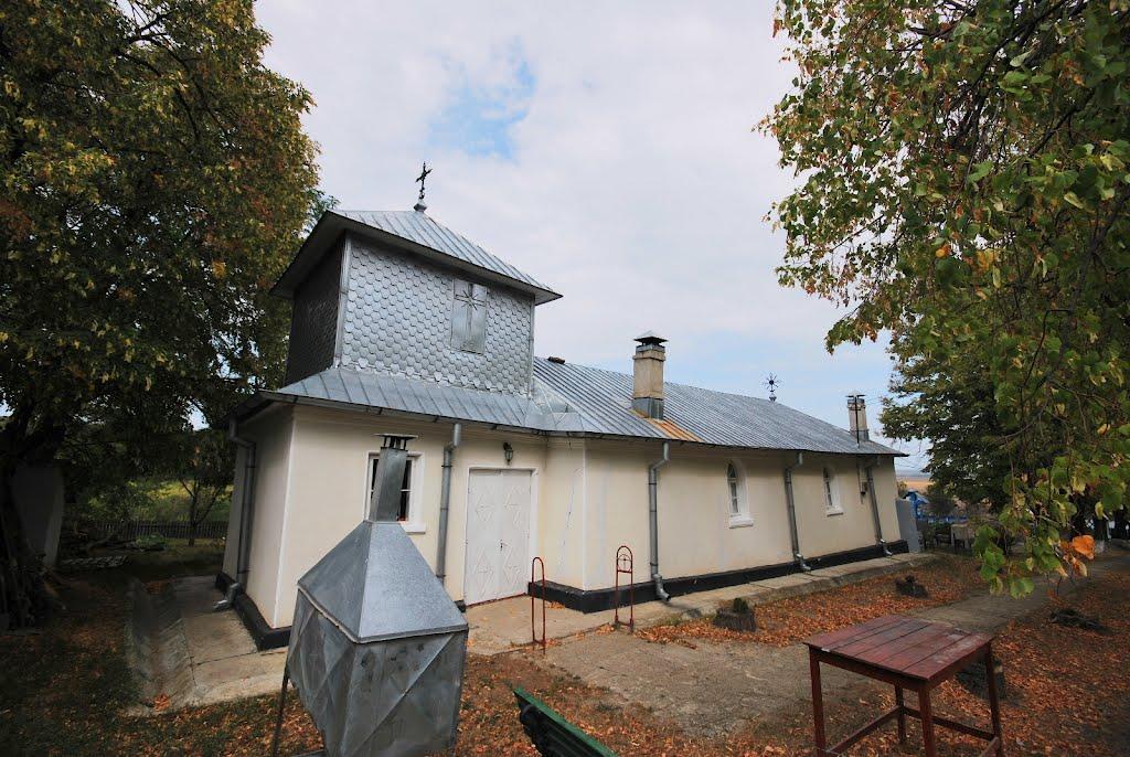 Biserica - vedere exterioară